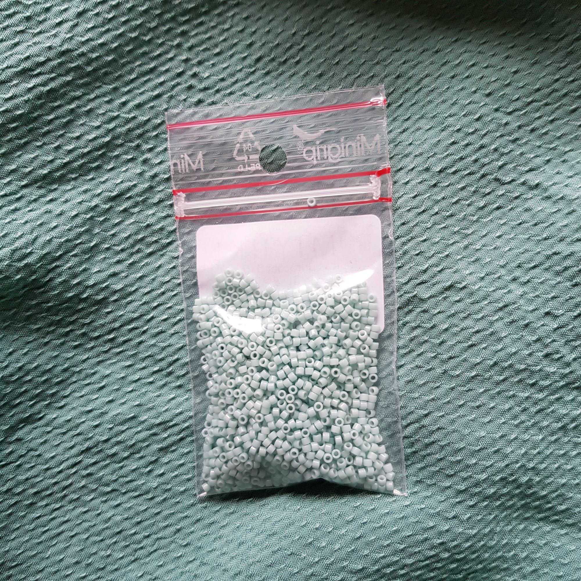 vert amande sur fond.jpg